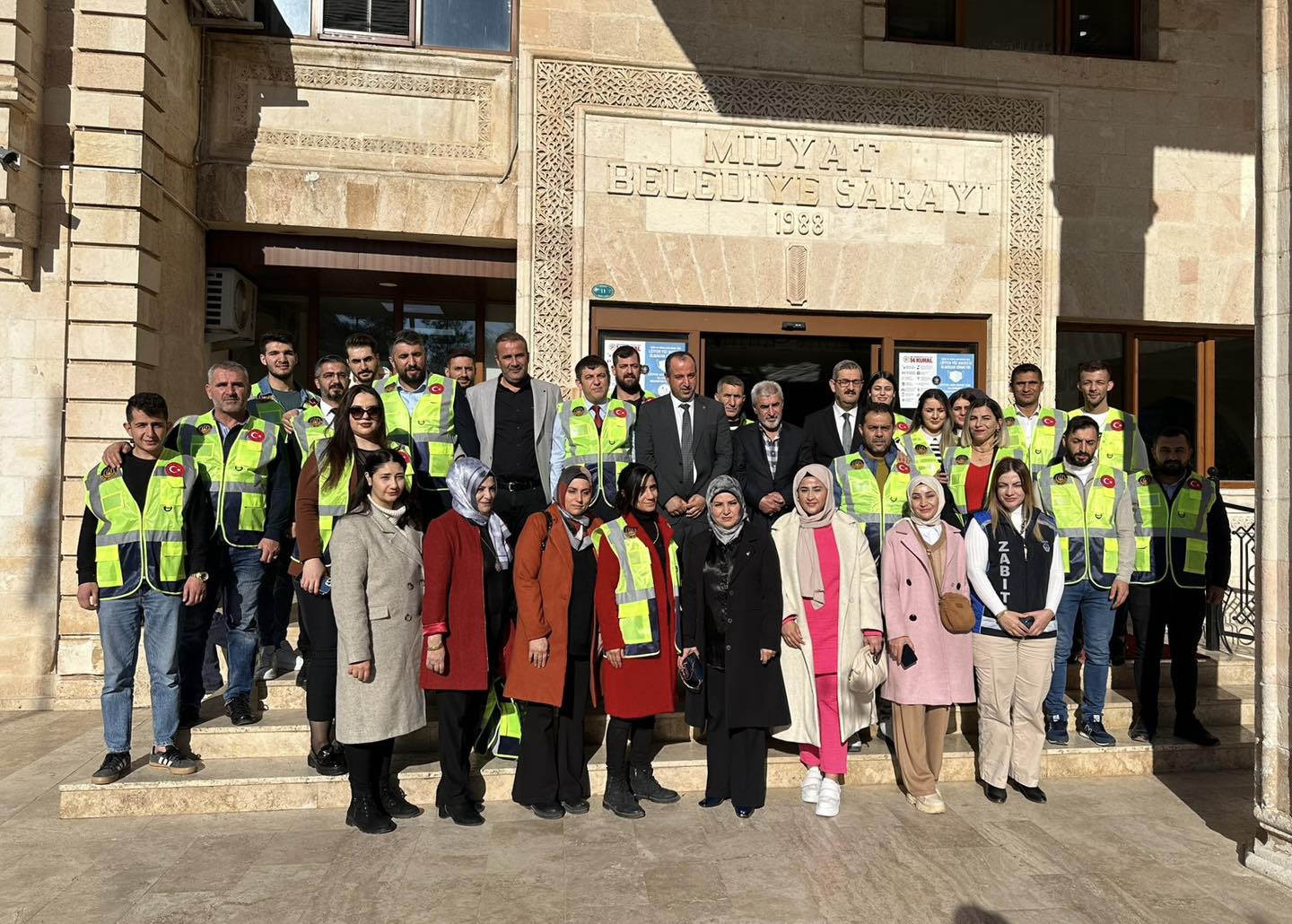 Midyat Belediyesi 24 Kasım Öğretmenler Gününde Karanfil Dağıttı