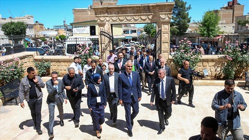 Kültür ve Turizm Bakanı Ersoy, Mardin Midyat'taki yer altı şehrinde incelemelerde bulundu